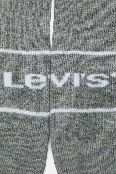 Grijze sokken van Levi's, met witte strepen en de merknaam in witte letters.