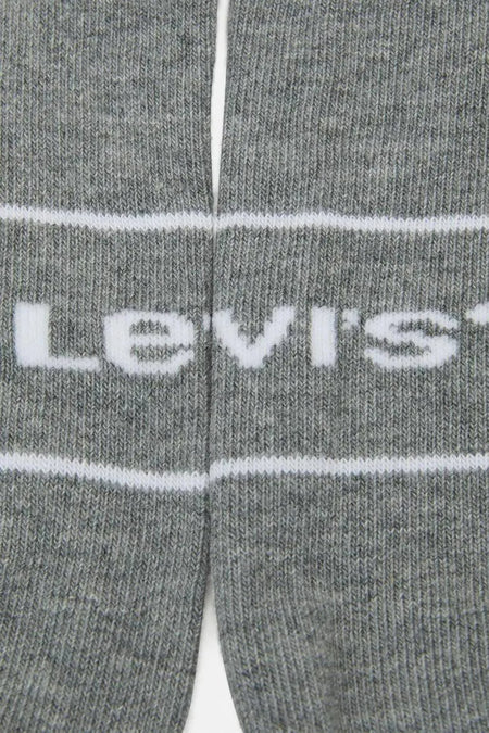 Grijze sokken van Levi's, met witte strepen en de merknaam in witte letters.