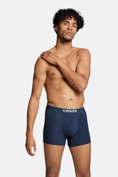 Blauwe boxershort van Levi's, gedragen door een man met een getinte huid.