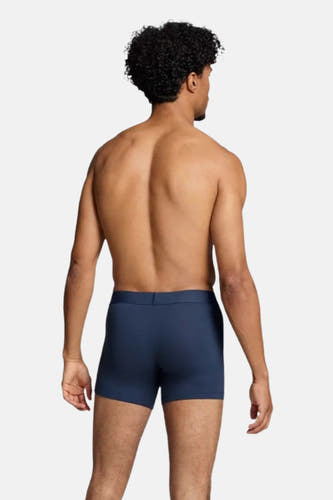 Blauwe boxershort van Levi's® Accessories, gezien van achteren op een man met krullend haar.