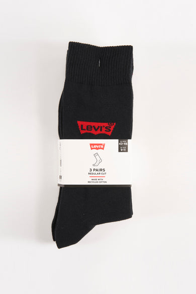 Zwarte sokken van Levi's, verpakt met een kartonnen banderol met productinformatie.
