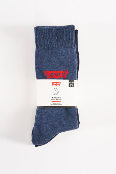 Chaussettes bleues de Levi's, emballées avec une étiquette indiquant la taille et les informations sur le produit.