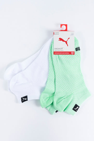 Chaussettes de sneakers vertes de PUMA, avec des chaussettes blanches, emballées sur un étiquette carton.