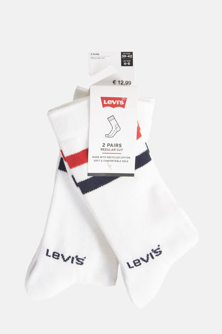 Chaussettes blanches de Levi's, avec une bande rouge et bleue et le logo de la marque sur la semelle.