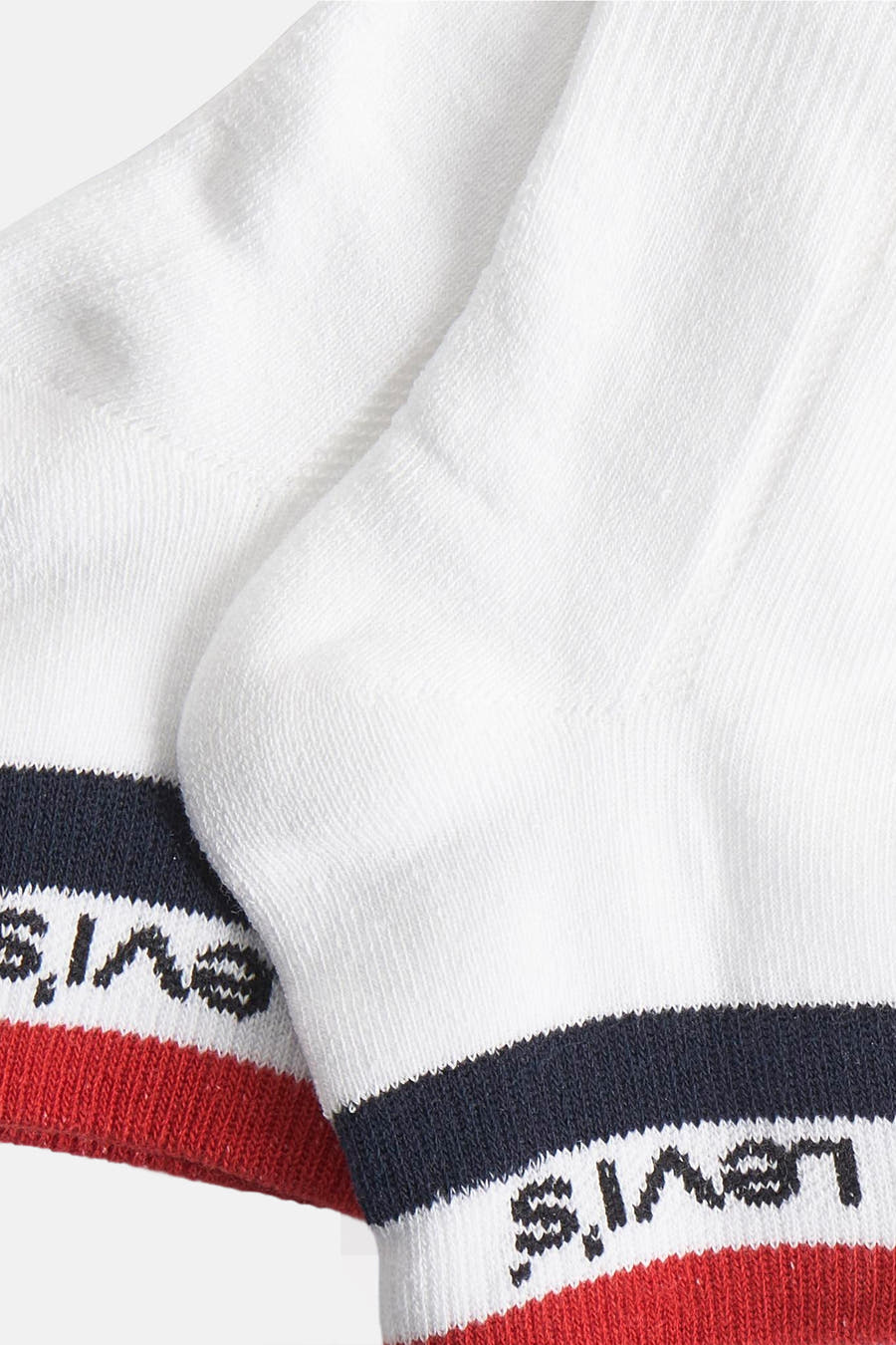 Chaussettes blanches de Levi's® Accessories, avec un motif à rayures rouge et bleu et le logo de la marque.
