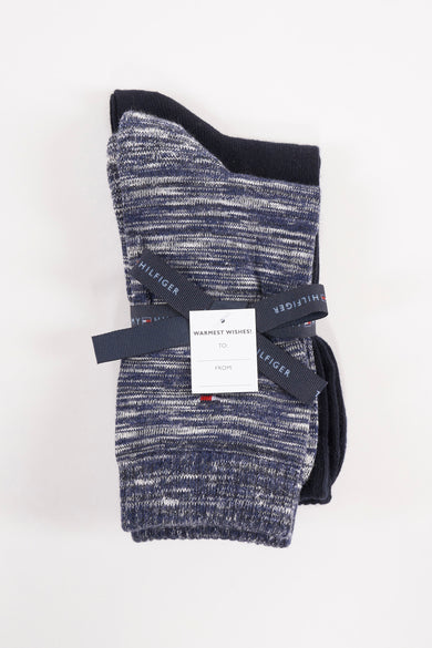 Blauwe gemêleerde sokken van TOMMY JEANS, gestapeld met label en geschenkkaartje, bovenaanzicht