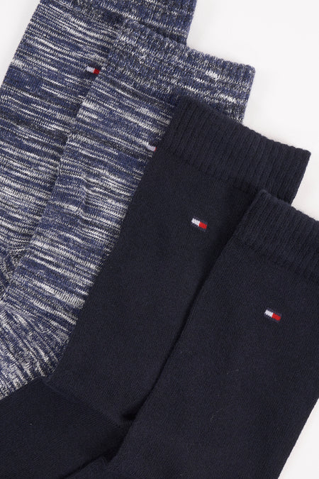 Blauwe sokken van TOMMY JEANS, met marl en solide kleur, ribboord en klein logo op de kuit, plat gelegd.