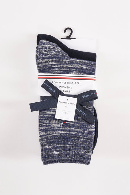 Blauwe gemêleerde sokken van TOMMY JEANS, met donkere boord en gestreept label, op witte achtergrond