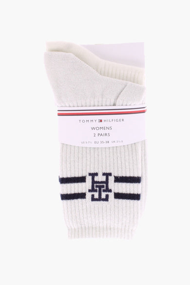 Witte damessokken van Tommy Hilfiger met donkerblauwe strepen en logo.
