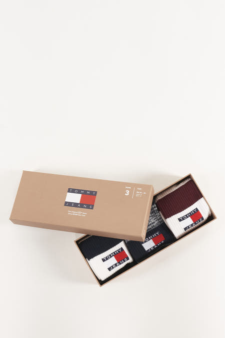 Blauwe sokken geschenkset van TOMMY JEANS, verpakt in een kartonnen doos met merklogo.
