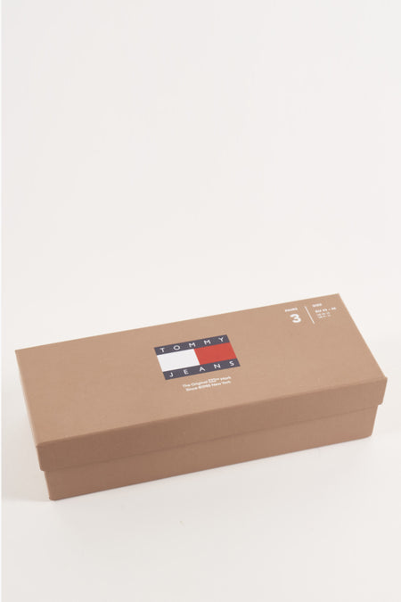 Blauwe cadeausokken van TOMMY JEANS, verpakt in een bruine doos met logo en maatinformatie.
