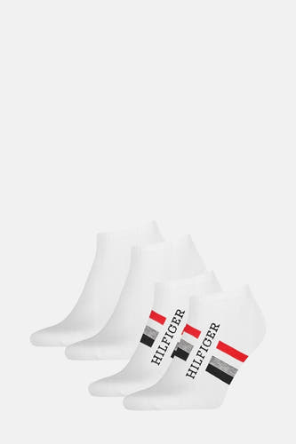 Chaussettes blanches de TOMMY JEANS, avec une rayure diagonale rouge et noire et 'HILFIGER' dessus.