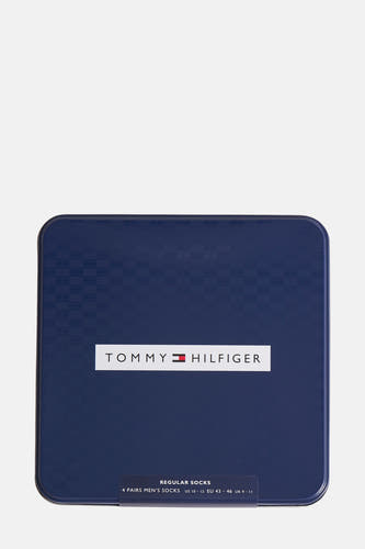 Blauwe sokken van TOMMY JEANS, verpakt in een blauwe doos met een patroon van logo's.
