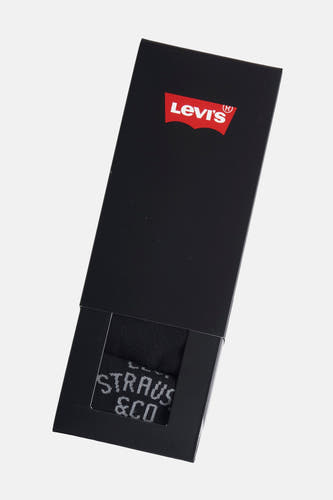 Zwarte sokken van Levi's, verpakt in een zwarte doos met een rode logo op de bovenkant.