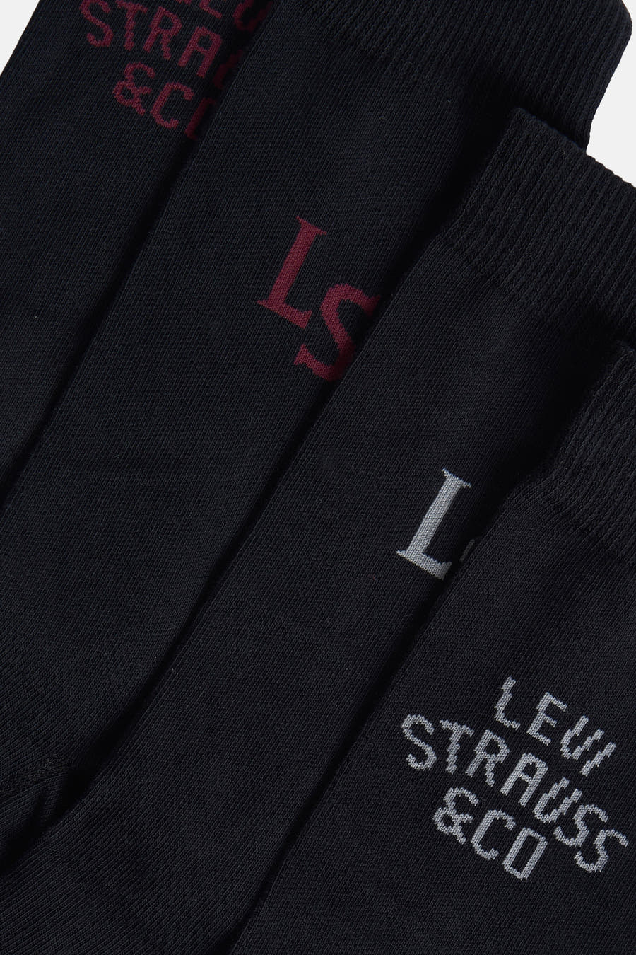 Chaussettes noires de Levi's® Accessories, avec des logos brodés en rouge et gris.