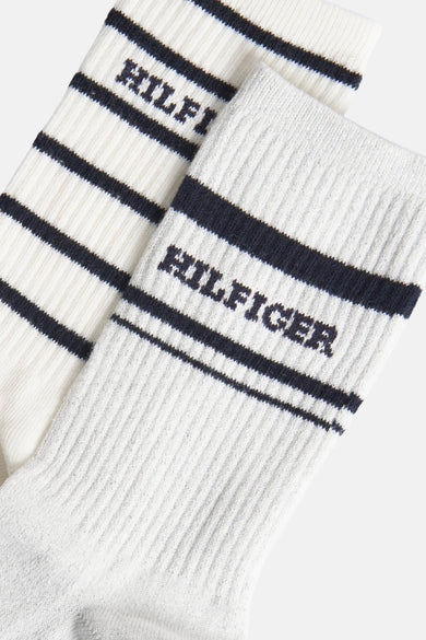 Chaussettes blanches de TOMMY JEANS, avec des rayures bleu foncé et le mot 'HILFIGER' brodé dessus.