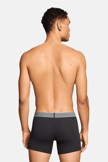 Zwarte boxershort van Levi's® Accessories, met een grijze tailleband en een model van achteren.
