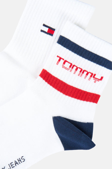 Chaussettes blanches TOMMY JEANS avec une rayure bleu foncé et rouge et le logo en rouge.