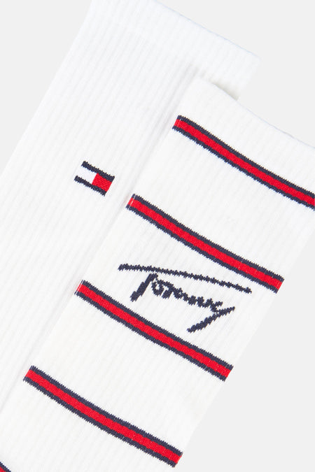 Chaussettes blanches TOMMY JEANS, avec des rayures rouges et bleues et un logo sur le côté.