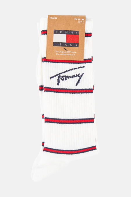 Chaussettes blanches Tommy Jeans avec rayures rouges et bleues et imprimé logo.