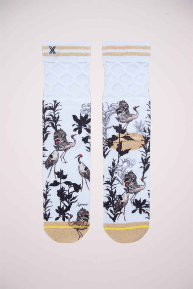 Witte sokken met kranenprint en goudkleurige accenten van XPOOOS, platte lay-out, gedetailleerde natuurlijke illustraties