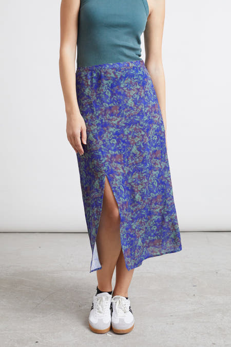 Robe bleue de 24 couleurs, avec un motif abstrait et une fente sur le côté.