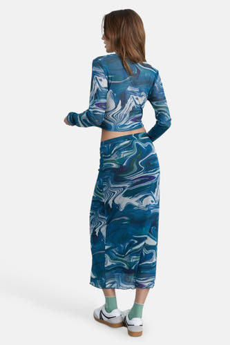 Blauwe rok van 24 colours, met een gemarmerd motief en een lengte tot halverwege de kuit.