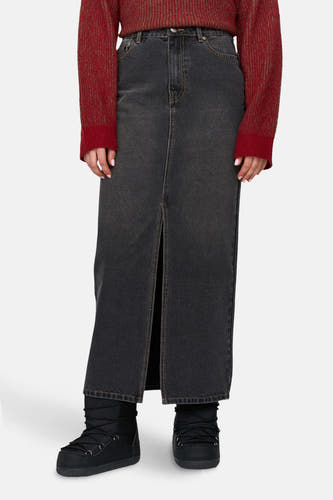 Lange rok van donkergrijs denim van 24 colours gmbh, met een split aan de voorkant en zwarte moon boots.
