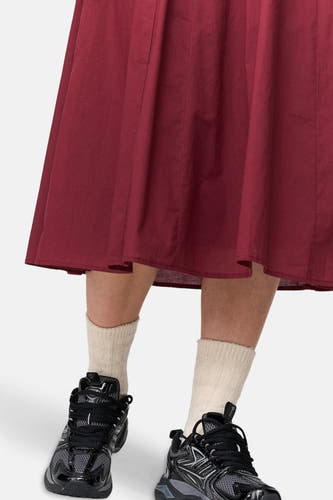 Bordeaux rok van 24 colours gmbh, gedragen met crèmekleurige sokken en zwarte sneakers.