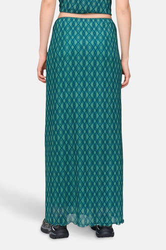 Robe longue verte de 24 couleurs avec un motif à carreaux vert foncé et une bordure ondulante.