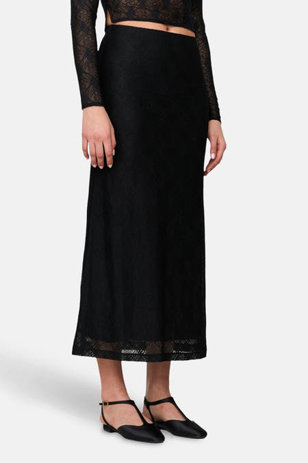 Robe noire de 24 Colours GmbH, avec un motif subtil et une vue en zoom transparente, vue dans une perspective latérale.