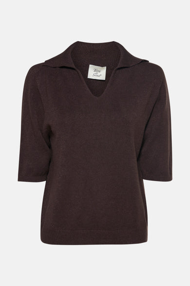 Bruine polo met lange mouwen van Terra di Siena, met een open hals en een gebreide textuur.