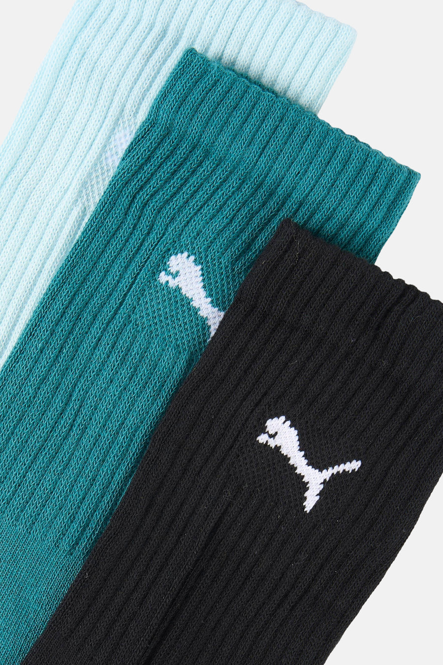 Chaussettes multicolores PUMA avec texture côtelée et un détail de logo blanc.