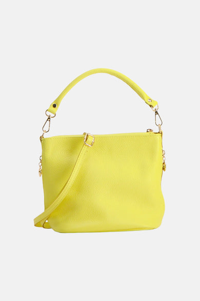 Sac à bandoulière jaune d'Access® avec quincaillerie dorée, texture grainée et poignée amovible.