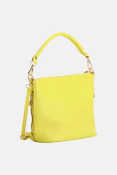 Sac à bandoulière jaune Access® en cuir grainé avec ferrures dorées et fermeture à glissière, vue de côté.