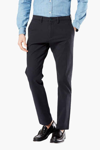 Chino bleu de DOCKERS, associé à une chemise bleu clair et des loafers noirs.