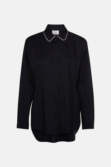 Chemise noire à longues manches de Terra di Siena, avec un col bordé de strass.