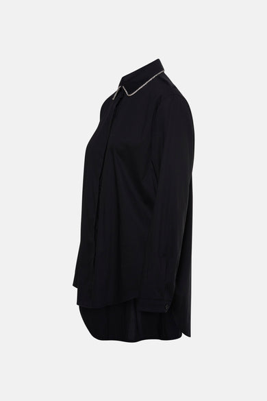 Chemise noire à manches longues de Terra di Siena, avec décoration argentée le le col, en vue latérale.
