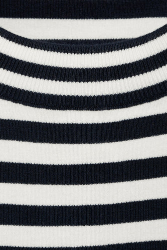 Blauwe trui met ronde hals van MANGO, met een gestreept patroon en een fijne gebreide textuur.
