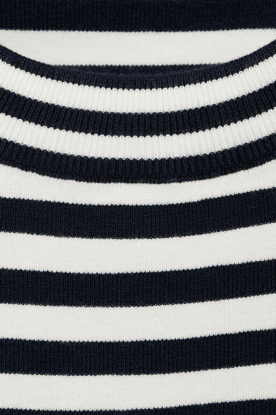 Blauwe trui met ronde hals van MANGO, met een gestreept patroon en een fijne gebreide textuur.
