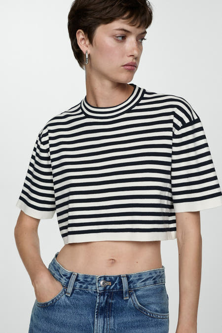 Blauw gestreepte trui met ronde hals van MANGO, gedragen met een blauwe jeans met hoge taille.
