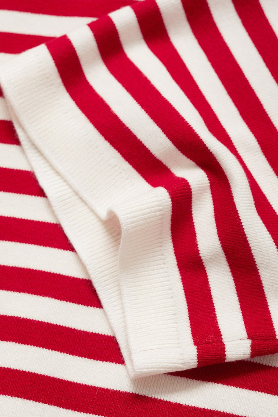Rode trui met ronde hals van MANGO, met wit gestreepte patroon en textuur.
