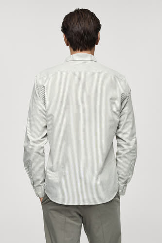 Groen overhemd met lange mouwen van MANGO, gestreept dessin, achterkant weergegeven, gecombineerd met een grijze broek.
