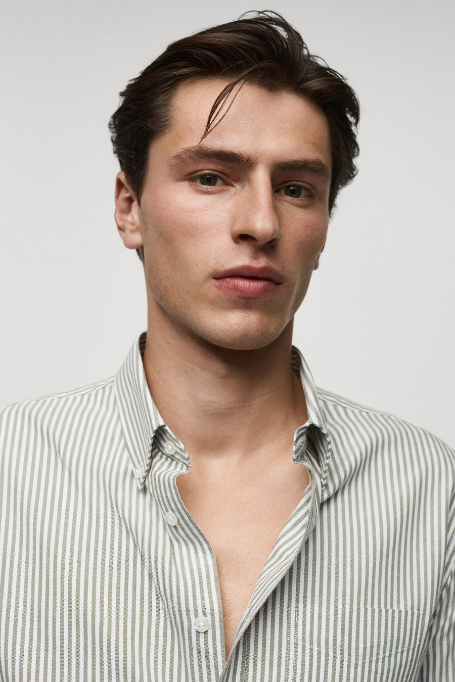 Vert, chemise à carreaux à manches longues de MANGO, boutonnée sur le col et portée par un modèle.