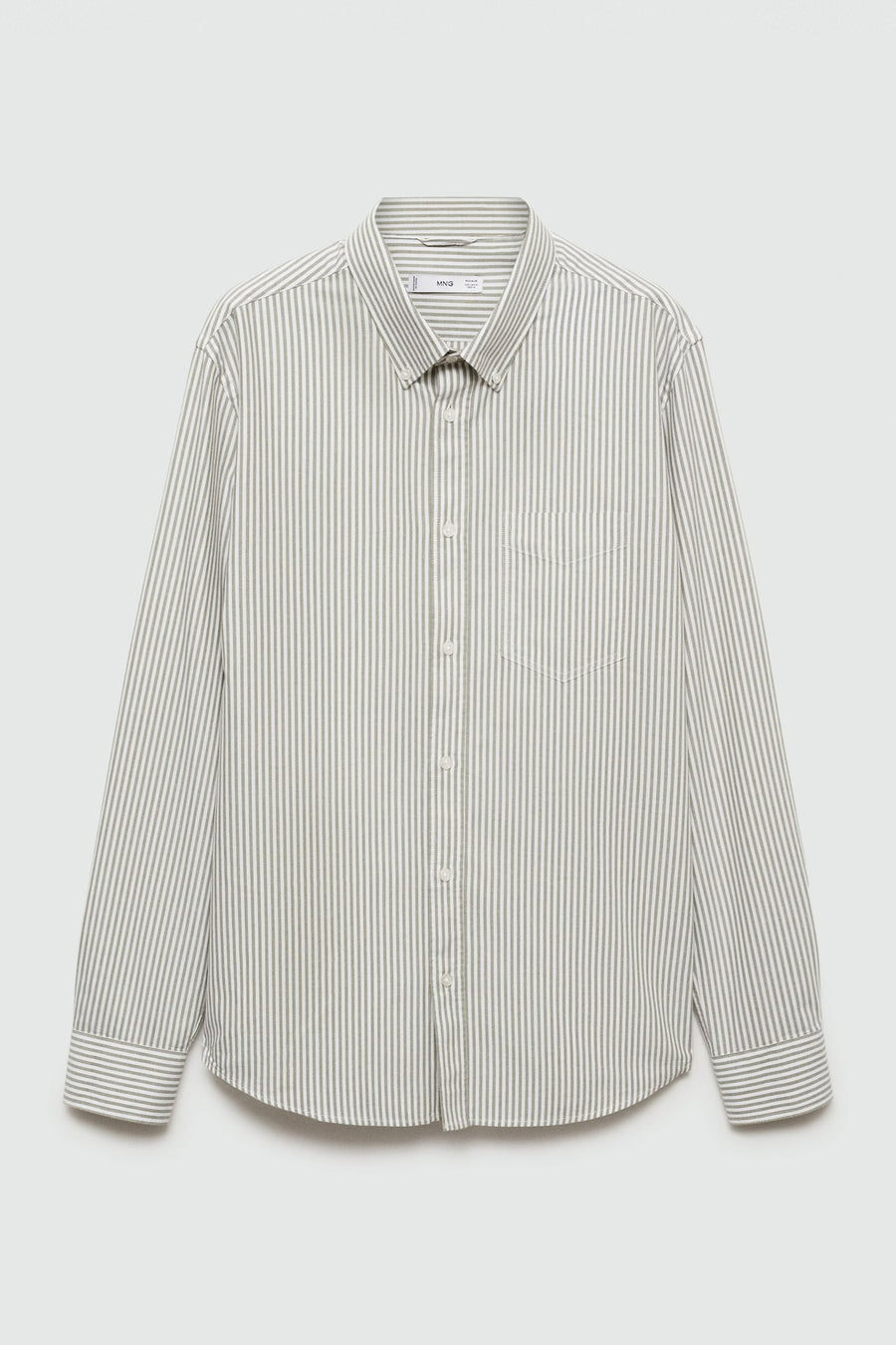 Chemise rayée verte avec longues manches de MANGO, avec une poche poitr et et un boutonnière.