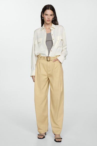 Jean beige de MANGO, avec cece,, large large et et port port porté une une gris une des sandales.