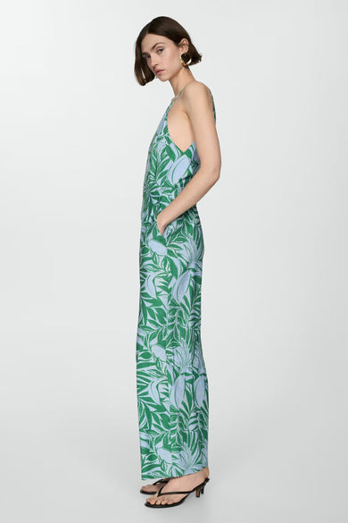 Combinaison bleue de MANGO avec une impression de feuilles vertes et une coupe décontractée.