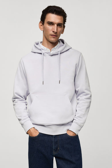 Paarse sweater met kap van MANGO, met trekkoorden en een zak aan de voorkant, gedragen over een wit overhemd.
