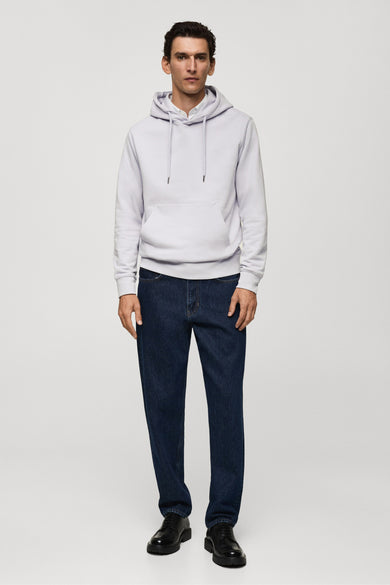 Paarse sweater met kap van MANGO, gecombineerd met donkerblauwe jeans en zwarte schoenen.