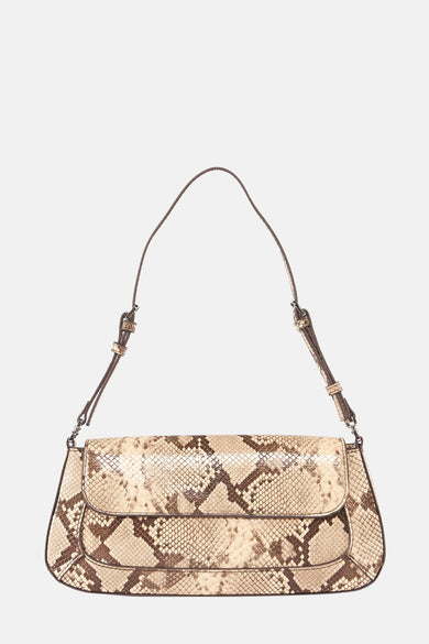 Sac bandoulière beige de MANGO, avec imprimé serpent et une fine sangle épaule brune.